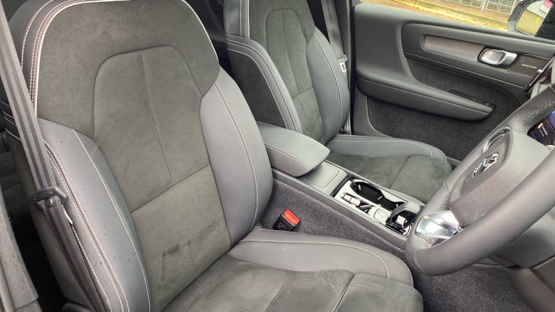 Volvo XC40 2.0 B4P Ultimate Dark 5dr Auto Petrol Estate